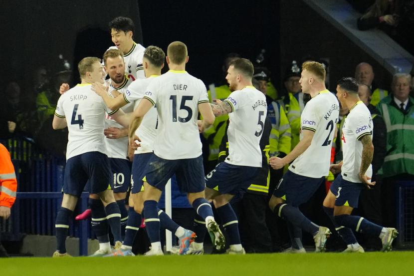 Para pemain Tottenham Hotspur merayakan gol ke gawang Everton dalam lanjutan Liga Primer Inggris di Goodison Park, Liverpool, Selasa (4/4/2023) dini hari WIB.