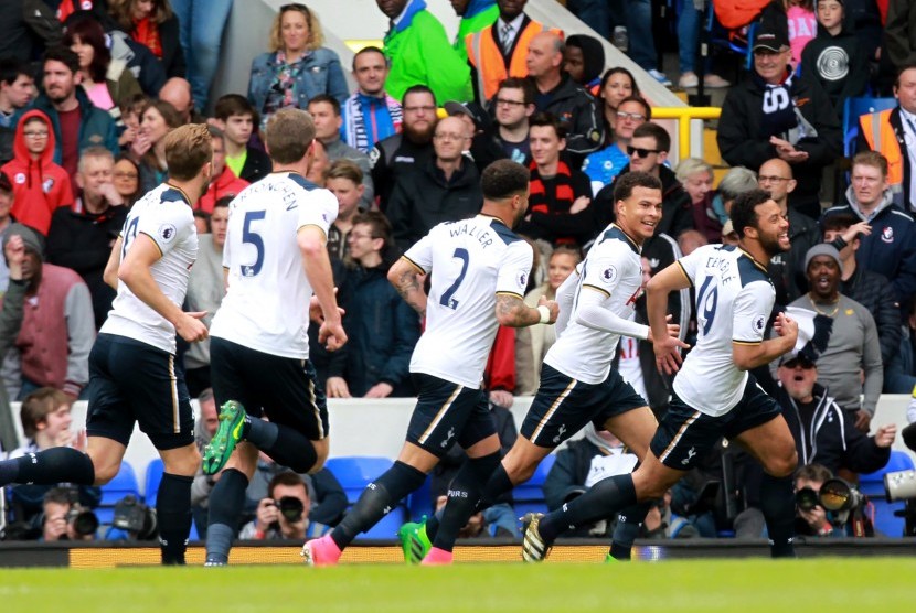Para pemain Tottenham Hotspur merayakan gol Mousa Dembele (kanan) pada laga Liga Primer lawan AFC Bournemouth di White Hart Lane, Sabtu (15/4). Spurs menang 4-0.