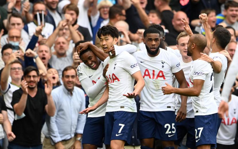 Para pemain Tottenham Hotspur merayakan gol Son Heung-min ke gawang Manchester City.