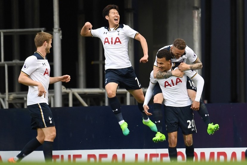 Para pemain Tottenham Hotspur merayakan gol yang diceta Dele Alli (kanan bawah) ke gawang Arsenal. Tottenham menang 2-0 atas Arsenal, Ahad (30/4).