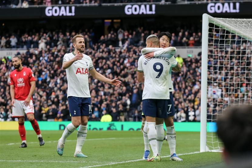 Para pemain Tottenham Hotspur merayakan keberhasilan mereka menjebol gawang Nottingham Forest di London, Sabtu (11/3/2023). 