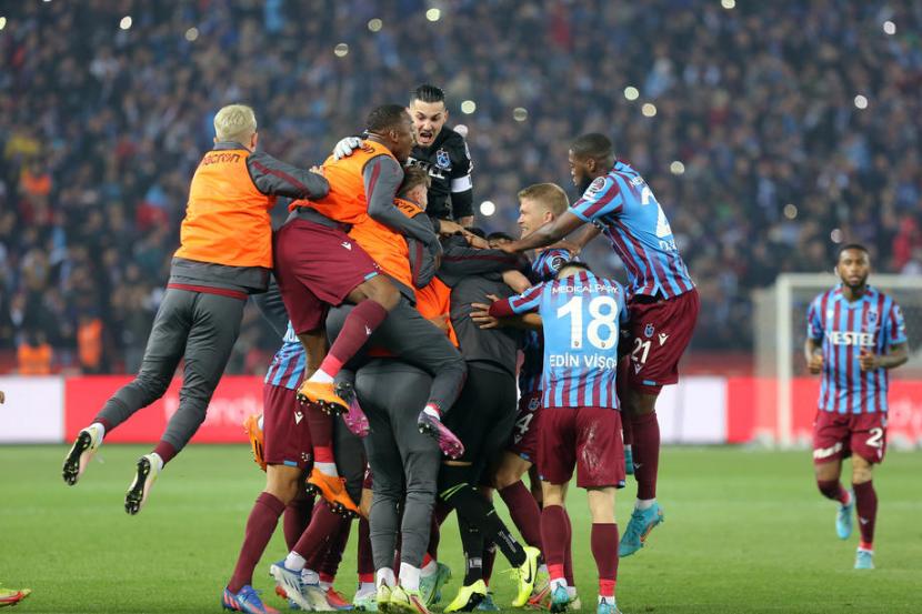 Para pemain Trabzonspor merayakan keberhasilan menjuarai Liga Super Turki musim ini setelah bermain imbang 2-2 melawan Antalyaspor di Medical Park Stadyumu, Trabzon, Ahad (1/5/2022) dini hari WIB.