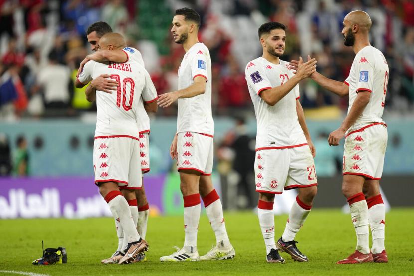  Para pemain Tunisia berpelukan usai mengalahkan Prancis 1-0 dalam pertandingan sepak bola grup D Piala Dunia di Education City Stadium di Al Rayyan, Qatar, Rabu, 30 November 2022. 