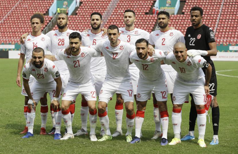 Para pemain Tunisia berpose untuk fotografer sebelum dimulainya pertandingan Piala Afrika 2022 melawan Nigeria.