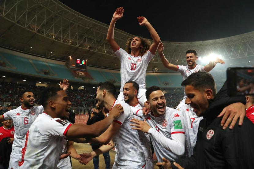 Para pemain Tunisia merayakan keberhasilan lolos ke Piala Dunia 2022 setelah menyingkirkan Mali.