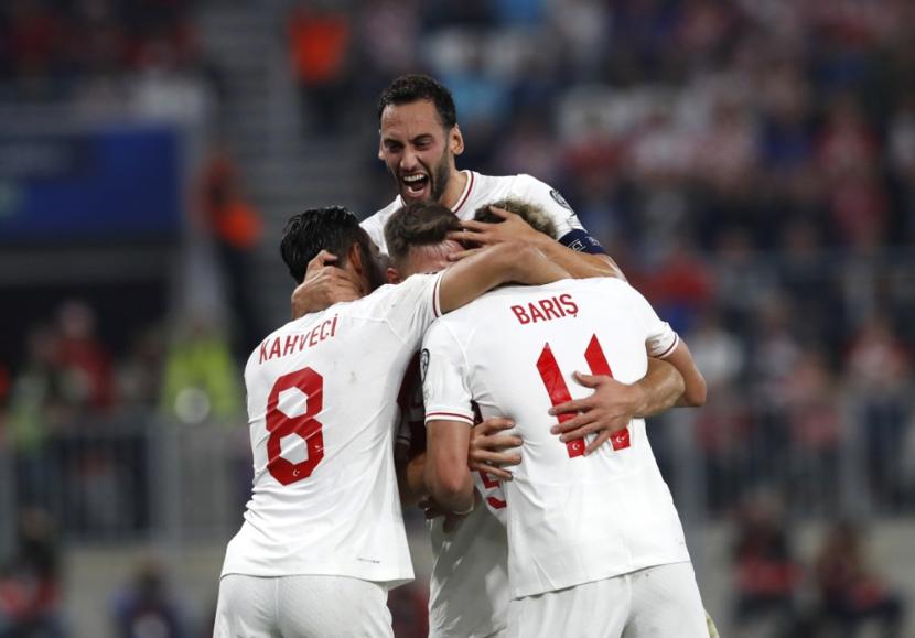 Para pemain Turki merayakan gol Baris Alper Yilmaz ke gawang Kroasia dalam laga Kualifikasi Euro 2024.