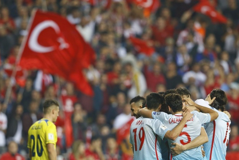 Para pemain Turki merayakan gol Burak Yilmaz pada laga kualifikasi Piala Dunia 2018 lawan Kosovo di stadion Antalya, Ahad (13/11) dini hari WIB. Turki menang dengan skor, 2-0.