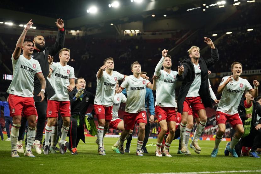 Para pemain Twente Enschede merayakan keberhasilan menahan Manchester United (MU) 1-1 dalam pertandingan Liga Europa di Old Trafford, Manchester, Kamis (26/9/2024) dini hari WIB. Twente yang diperkiat Mees Hilgers menahan imbang MU 1-1.