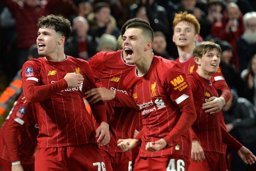 Para pemain U-23 Liverpool merayakan kemenangan di Piala FA atas Shrewsbury, Rabu (5/2). 