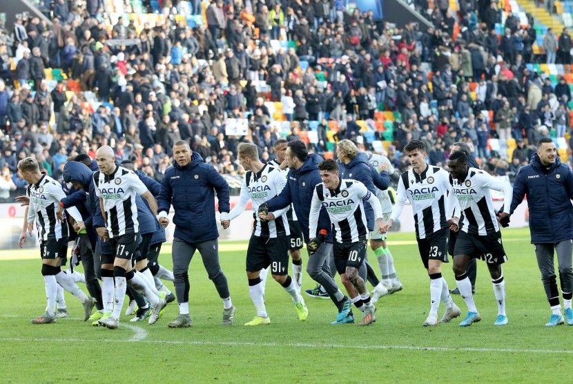 Para pemain Udinese merayakan kemenangan.