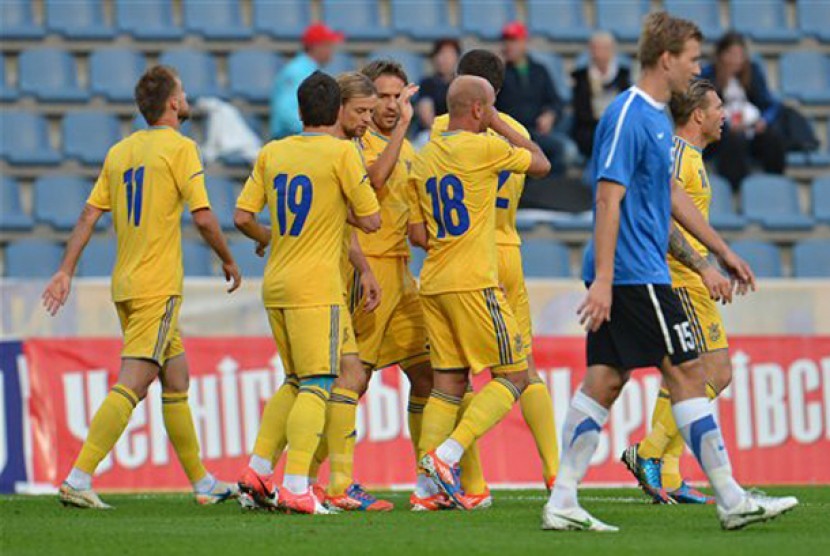 Para pemain Ukraina merayakan gol dalam laga persahabatan antara Ukraina dan Estonia di Kufstein, Austria, Senin, 28 Mei 2012. 