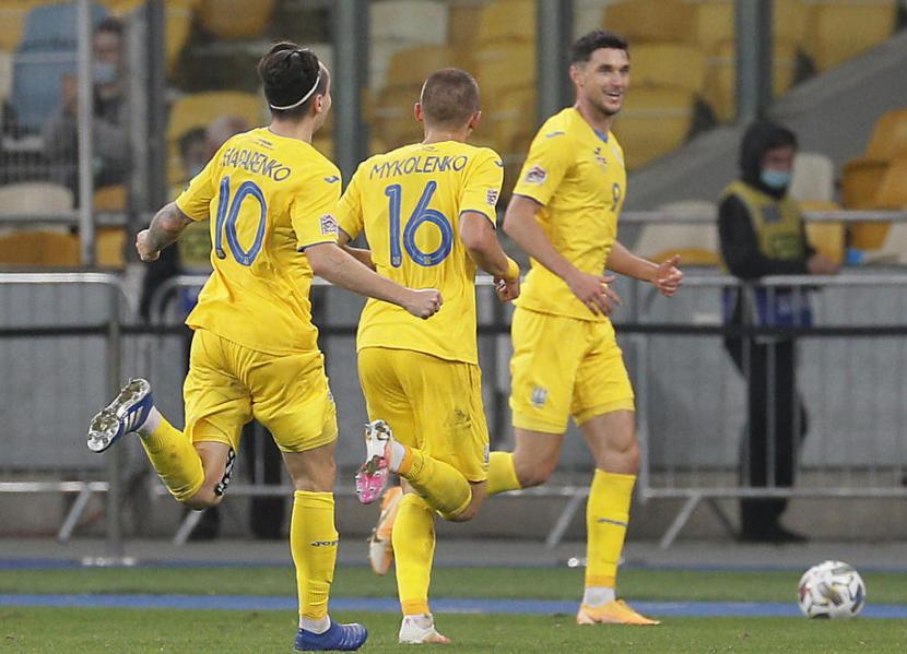Para pemain Ukraina merayakan gol ke gawang Spanyol dalam pertandingan UEFA Nations League.