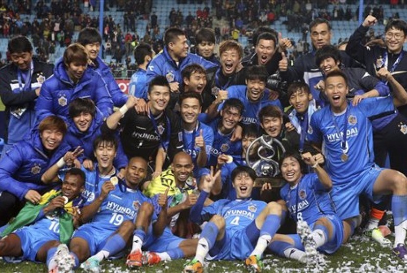 Para pemain Ulsan Hyundai berfoto bersama usai memastikan diri meraih trofi Liga Champions Asia. Klub Korea Selatan itu mengalahkan wakil Arab Saudi, Al Ahli, dengan skor 3-0 di babak final.
