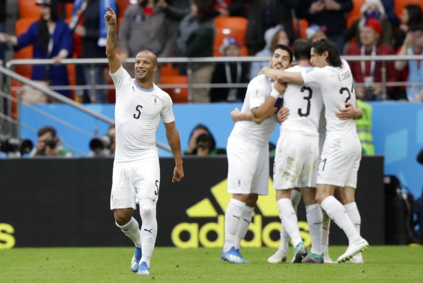 Para pemain Uruguay merayakan gol Jose Gimenez pada laga lawan Mesir, Jumat (15/6).