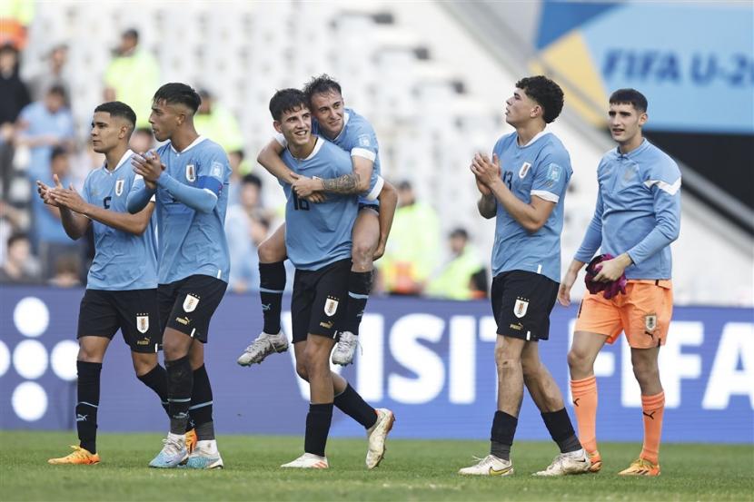 Para pemain Uruguay merayakan keberhasilan lolos ke Piala Dunia U-20 dengan mengalahkan Israel 1-0.