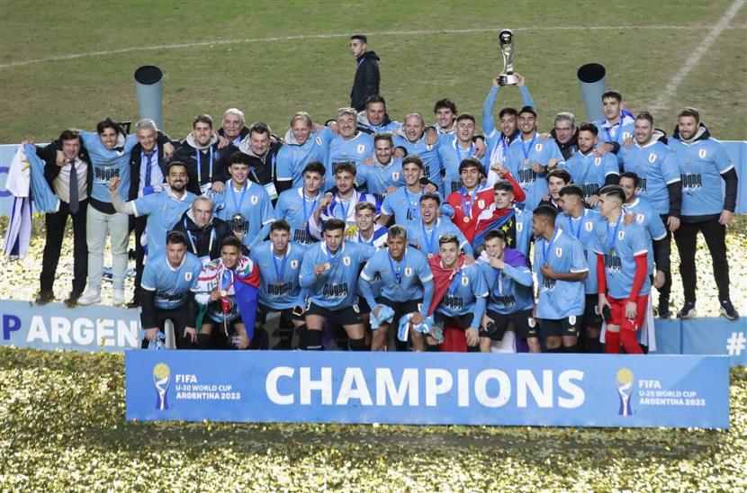 Para pemain Uruguay merayakan keberhasilan menjuarai Piala Dunia U-20 di Argentina setelah mengalahkan Italia 1-0 di final.