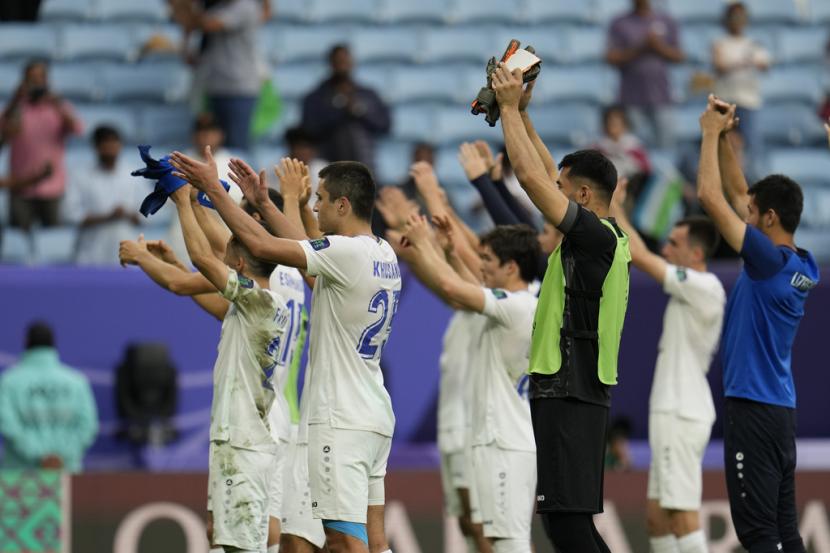 Para pemain Uzbekistan merayakan pada akhir pertandingan babak 16 besar Piala Asia antara Uzbekistan dan Thailand di Stadion Al Janoub di Al Wakrah, Qatar, Selasa, 30 Januari 2024. Uzbekistan menang 2-1.