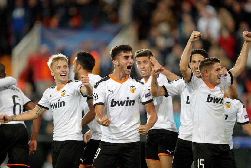 Para pemain Valencia merayakan gol atas Lille.