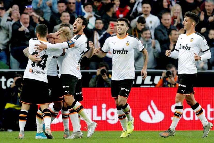 Para pemain Valencia merayakan gol Daniel Wass ke gawang Granada.