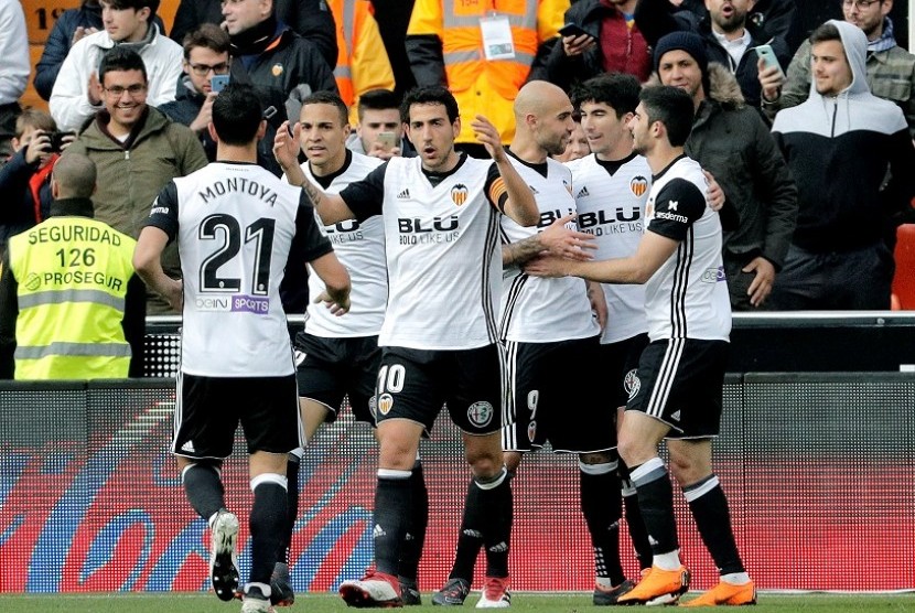 Para pemain Valencia merayakan gol ke gawang Alaves.