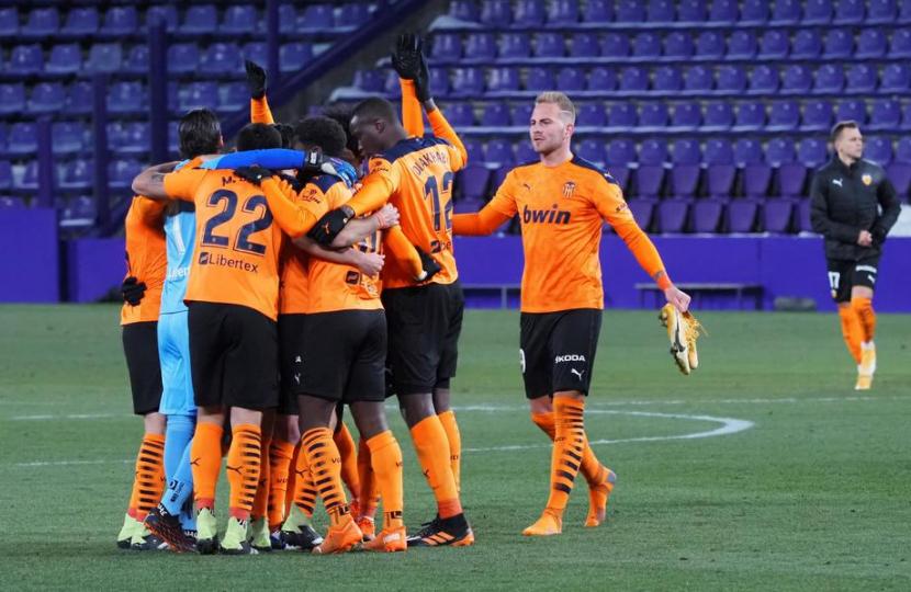 Para pemain Valencia merayakan kemenangan atas Valladolid pada lanjutan La Liga, Senin (11/1) dini hari WIB.