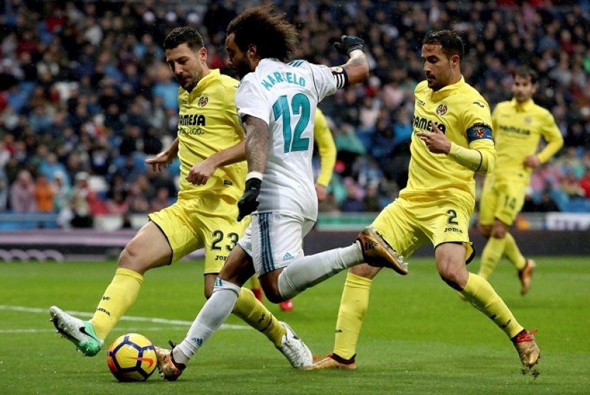 Para pemain Villarreal menutup pergerakan bek Marcelo dalam pertandingan La Liga di Santiago Bernabeu, Sabtu (14/1). Madrid takluk 0-1 dari tamunya.