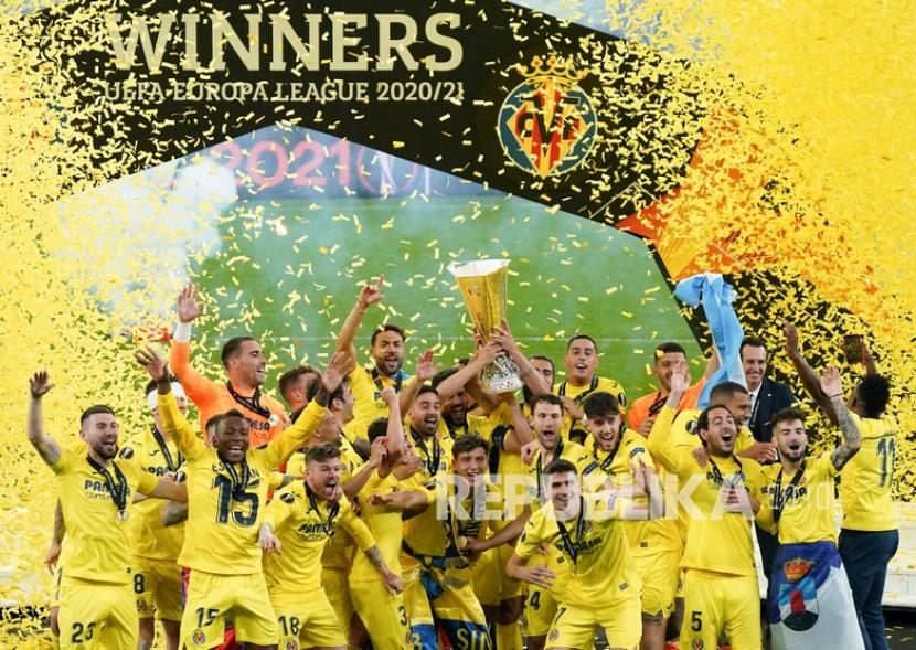 Para pemain Villarreal merayakan keberhasilan menjuarai Liga Europa musim ini.