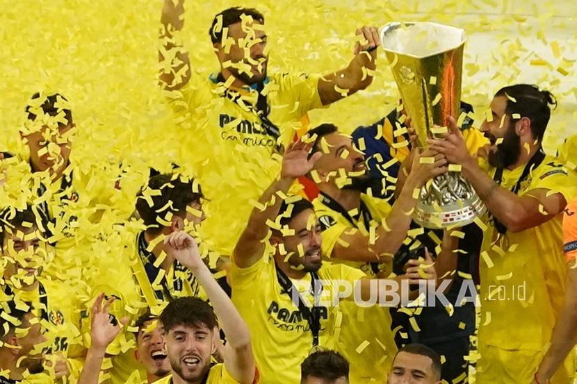 Para pemain Villarreal merayakan dengan trofi setelah pertandingan final Liga Europa antara Manchester United dan Villarreal di Gdansk, Polandia, Kamis (27/5) dini hari WIB.