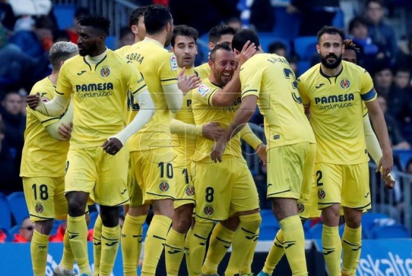 Para pemain Villarreal merayakan gol ke gawang Real Sociedad.