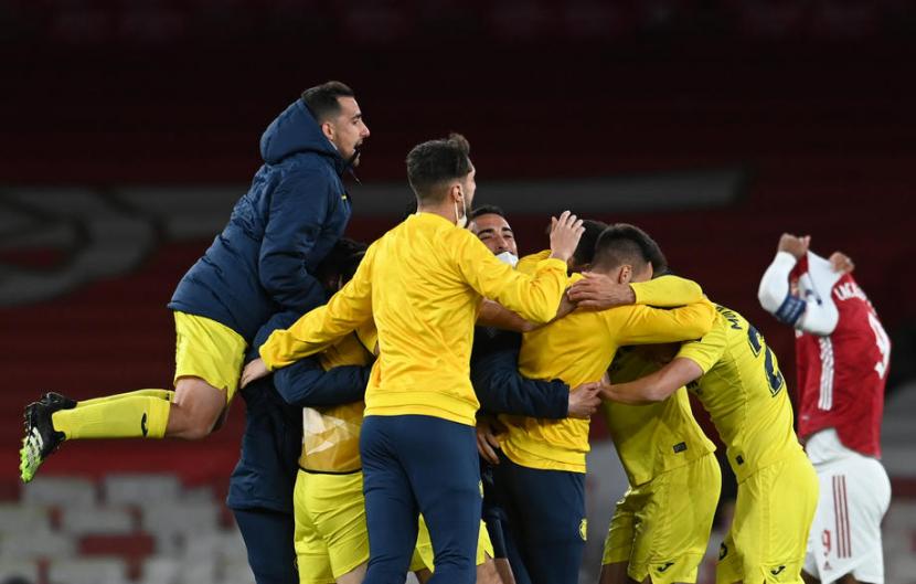 Para pemain Villarreal merayakan keberhasilan lolos ke final Liga Europa setelah menyingkirkan Arsenal.