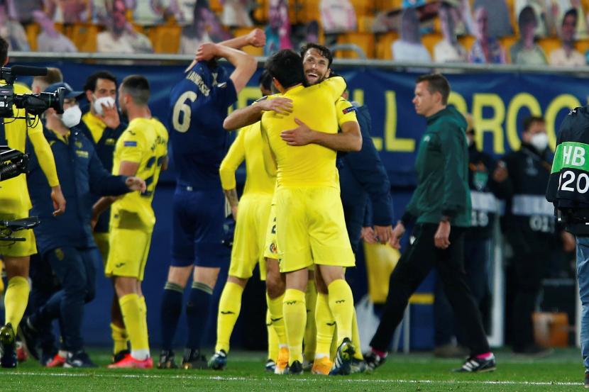 Para pemain Villarreal merayakan keberhasilan lolos ke semifinal Liga Europa usai kalahkan Dinamo Zagreb