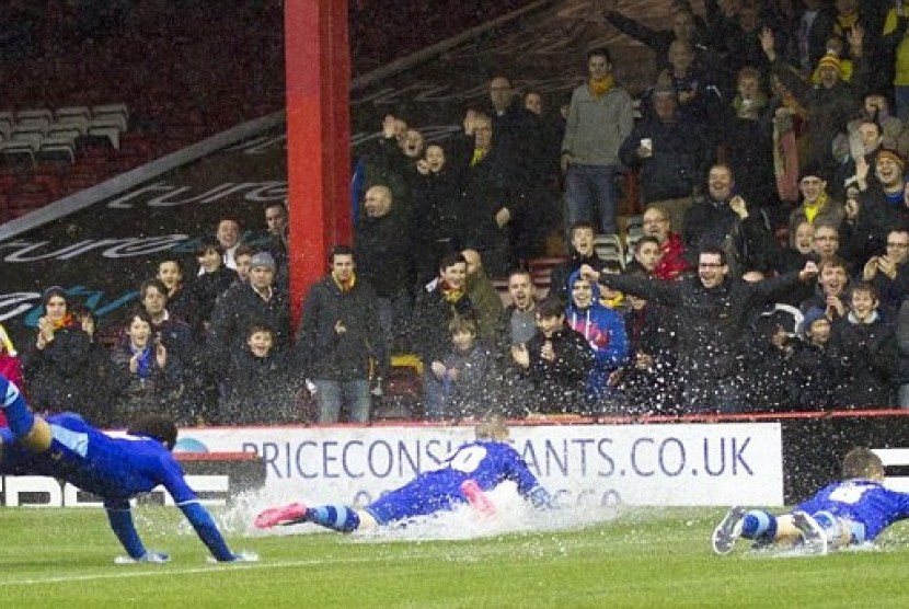 Para pemain Watford meluncur di atas lapangan Ashton Gate, Kamis (27/12).