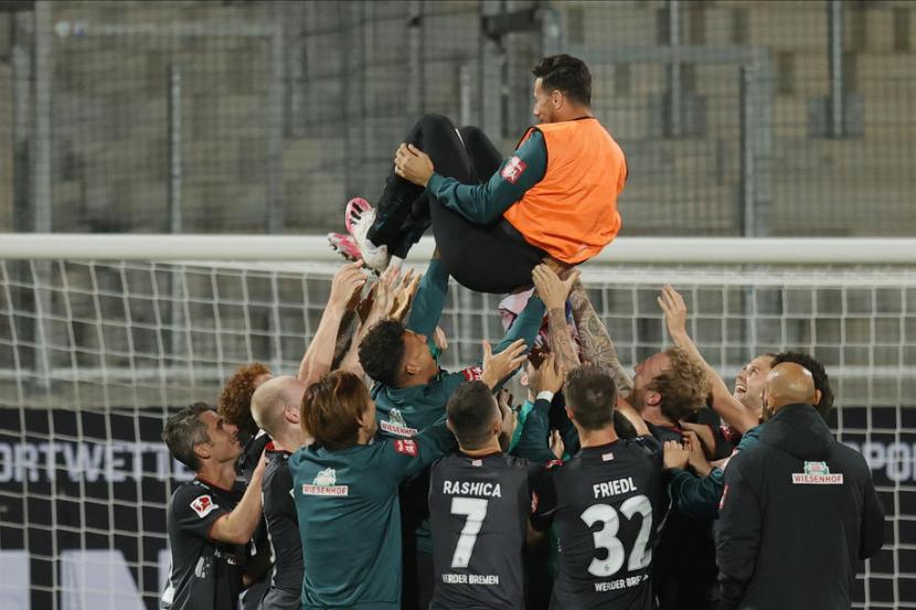 Para pemain Werder Bremen berselebrasi setelah memastikan bertahan di kompetisi Bundesliga Jerman musim depan.