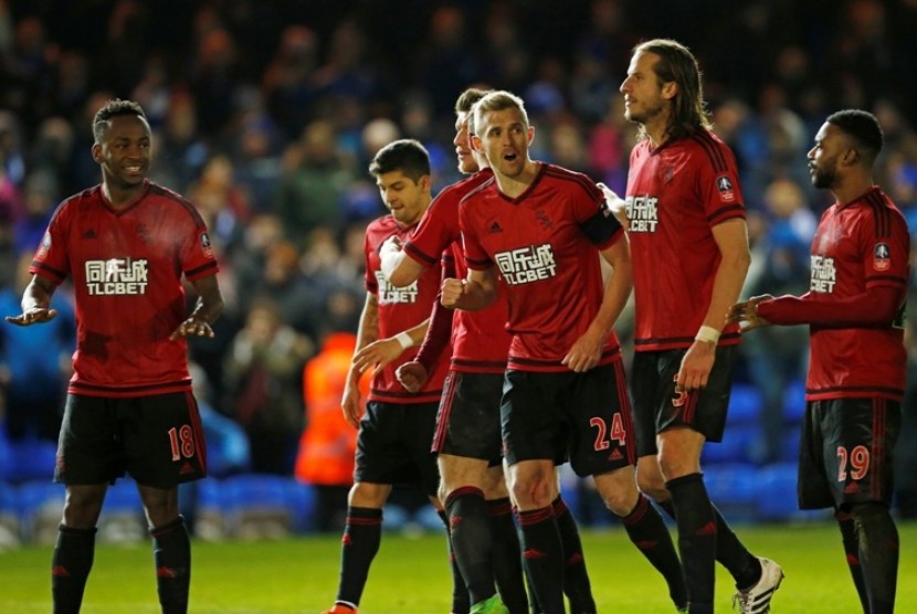 Para pemain West Bromwich Albion merayakan keberhasilan lolos ke babak kelima Piala FA.