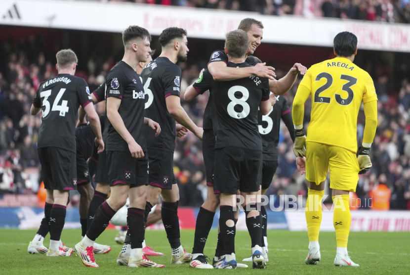 Para pemain West Ham United merayakan kemenangan 2-1 atas Arsenal dalam pertandingan Liga Primer Inggris di Stadion Emirates, London, Sabtu (22/2/2025).