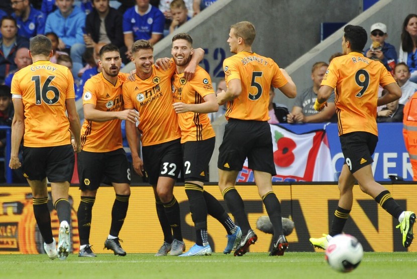 Para pemain Wolverhampton merayakan gol yang kemudian dianulir pada laga Liga Primer melawan Leicester City, Ahad (11/8).