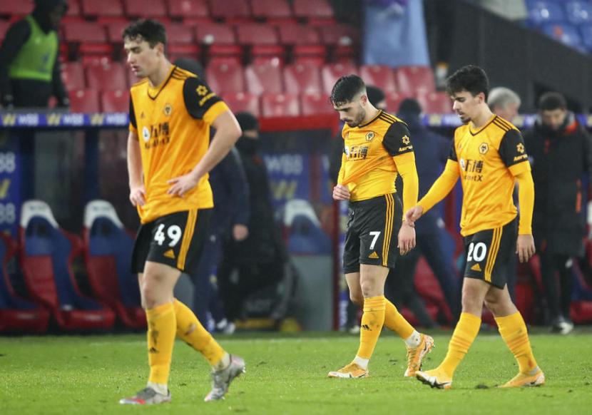 para pemain Wolverhampton tertunduk lesu usai timnya kalah dari Crystal Palace 0-1