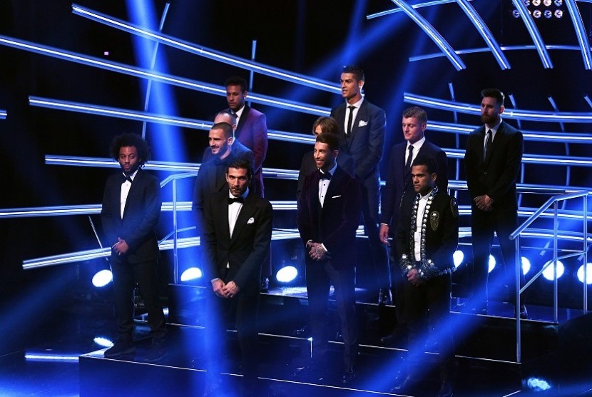 Para pemain yang masuk dalam FIFPRO World XI dalam acara seremoni penghargaan FIFA di London, Senin.