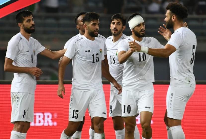Para pemain Yordania merayakan gol ke gawang Kuwait pada laga Grup A Kualifikasi Piala Asia 2023.