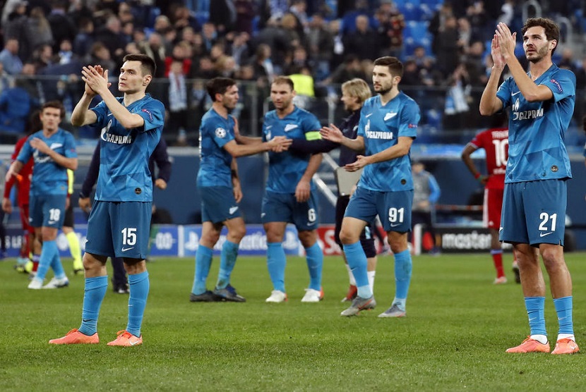 Para pemain Zenit Petersburg merayakan pertandingan melawan Olimpique Lyon pada lanjutan pertandingan Liga Champions Grup G di Saint Petersburg, Rusia, Rabu (27/11) waktu setempat.