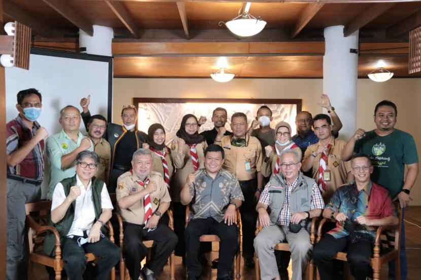 Para pemateri dan peserta seminar bertajuk Strategi Rantai Pasok Pangan di Jawa Barat secara hybrid yang diinisiasi Divisi Pertanian dan Ketahanan Pangan KPED Jabar, Selasa (14/12).