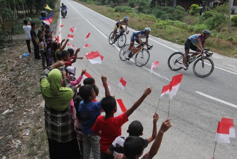 Para pebalap berpacu dalam etape pertama kota Siak-Sungai Apit dan kembali ke kota Siak sejauh 155km, pada lomba balap sepeda Tour de Siak, Jumat (13/9). Sebanyak 87 peserta dari 7 negara ambil bagian Tour de Siak yang pertama kali digelar oleh pemerintah