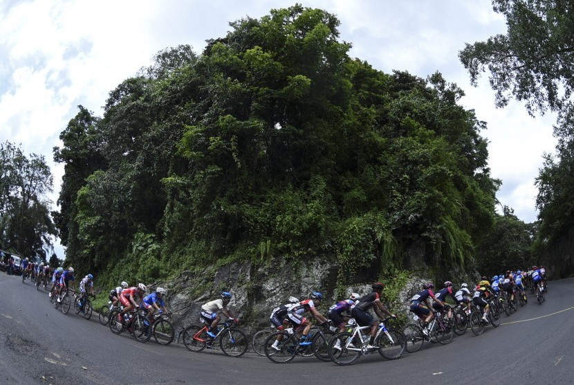 Para pembalap memacu sepedanya dalam dalam etape ketiga kejuaraan balap sepeda internasional Tour de Indonesia 2018 di kawasan Watu Gudang, Jember, Jawa Timur, Sabtu (27/1).