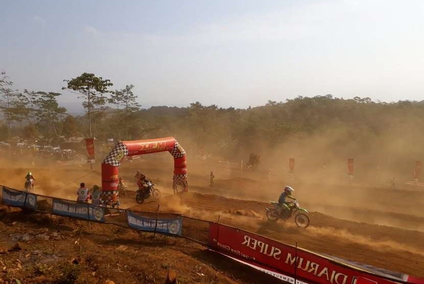 Para pembalap motocross tengah mengikuti lomba Grasstrack Bupati Cup di Sirkuit Karang Para, Kecamatan Gunungguruh, Kabupaten Sukabumi Sabtu (4/8). Lokasi sirkuit baru tersebut diharaokan mendongkrak wisata Sukabumi.