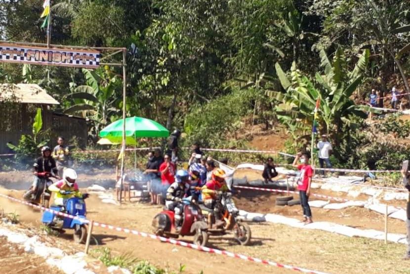 Para pembalap vespa tua beradu cepat di sirkuit Babakan Kecamatan Warudoyong, Kota Sukabumi, Ahad (19/8).