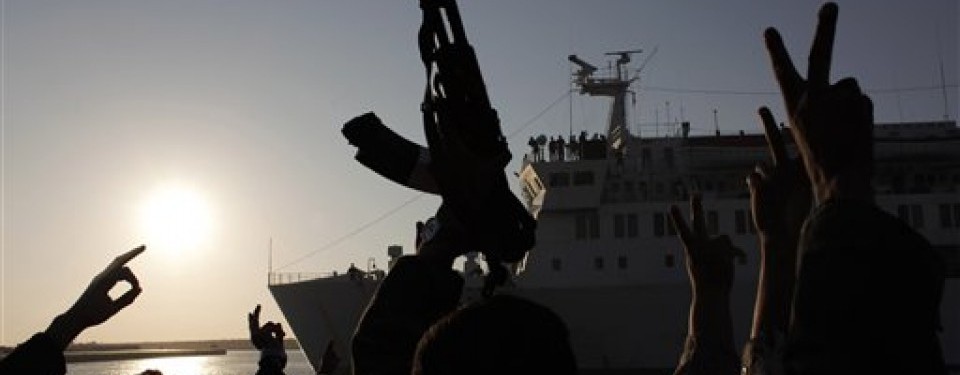Para pemberontak di Benghazi menyambut kapal Turki yang membawa pemberontak yang cedera dari Misrata.