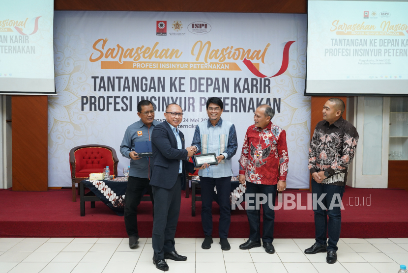 Para pembicara berfoto bersama pada acara Sarasehan Nasional Profesi Insinyur Peternakan: Tantangan ke Depan Karir Profesi Insinyur Peternakan yang diadakan oleh Fakultas Peternakan (Fapet) UGM bekerja sama dengan Badan Kejuruan Teknik Peternakan Persatuan Insinyur Indonesia (BKT Peternakan PII) di Fapet UGM, Sabtu (24/5/2025).