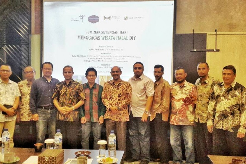 Para pembicara dan peserta berfoto bersama usai diskusi bertajuk Peluang dan Potensi Wisata Halal di DIY di Yogyakarta, Sabtu (21/5).