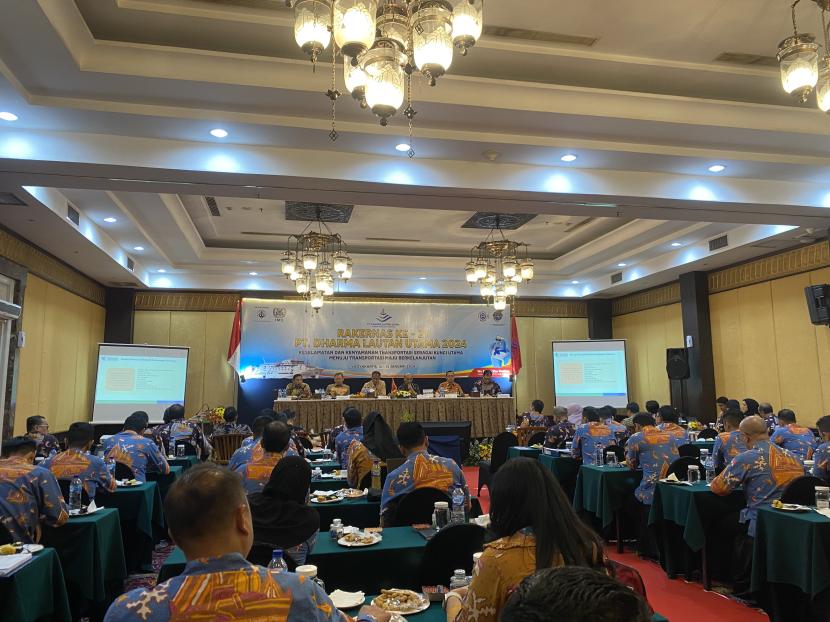 Para pembicara dan peserta Rapat Kerja Nasional (Rakernas) Ke-21 PT Dharma Lautan Utama 2024 bertema Keselamatan dan Kenyamanan Transportasi Sebagai Kunci Utama Menuju Transportasi Maju Berkelanjutan, di Yogyakarta, Sabtu (13/1/2024) 