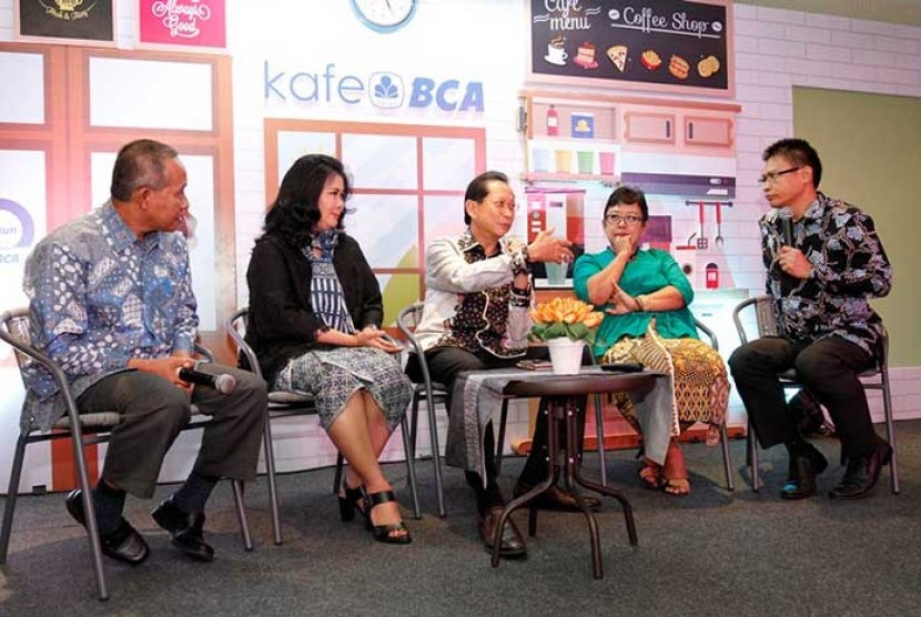 Para pembicara di forum Kafe BCA VI bertajuk Khasanah Batik Pesona Budaya